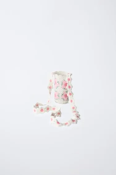 Вязаный бутылочный держатель с цветочными мотивами- Заказать в России