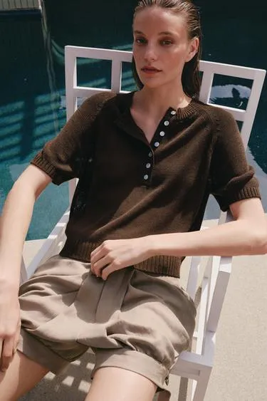 Трикотажный свитер с коротким рукавом и пуговицами