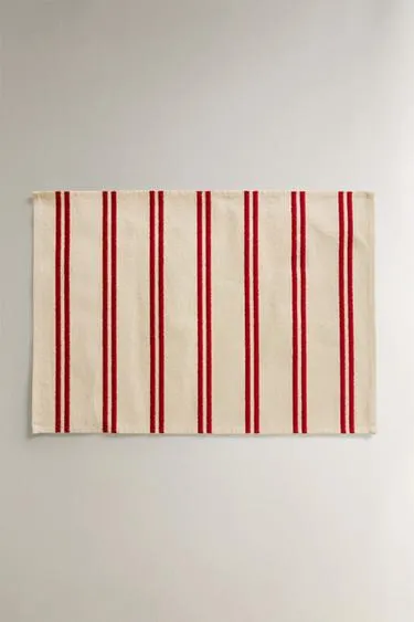 Салфетка с вышитым двойным полосатым узором- Заказать в России