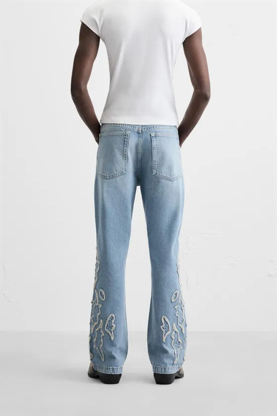 ДЖИНСЫ RELAXED FIT С НАШИВКАМИ