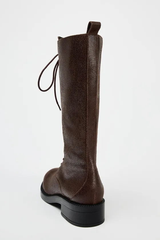 КОЖАНЫЕ САПОГИ НА ПЛОСКОЙ ПОДОШВЕ СО ШНУРОВКОЙ