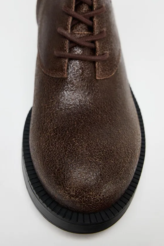 КОЖАНЫЕ САПОГИ НА ПЛОСКОЙ ПОДОШВЕ СО ШНУРОВКОЙ