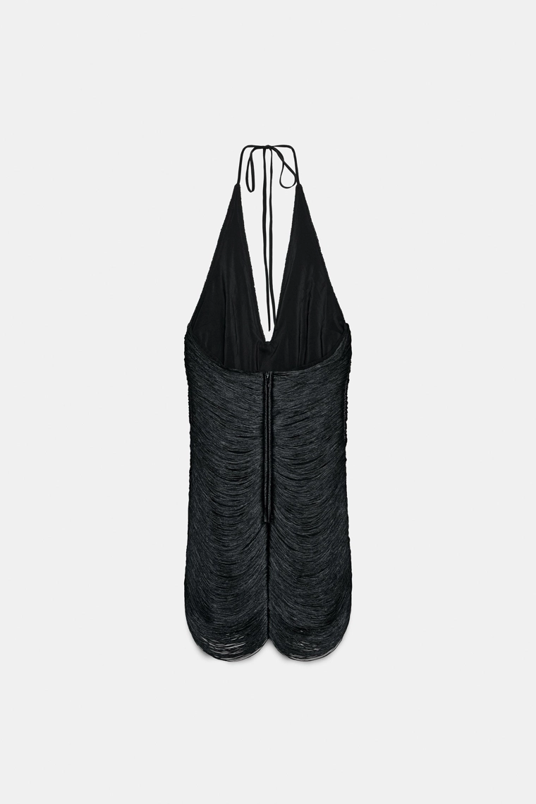 Короткое платье с вырезом на шее и бахромой