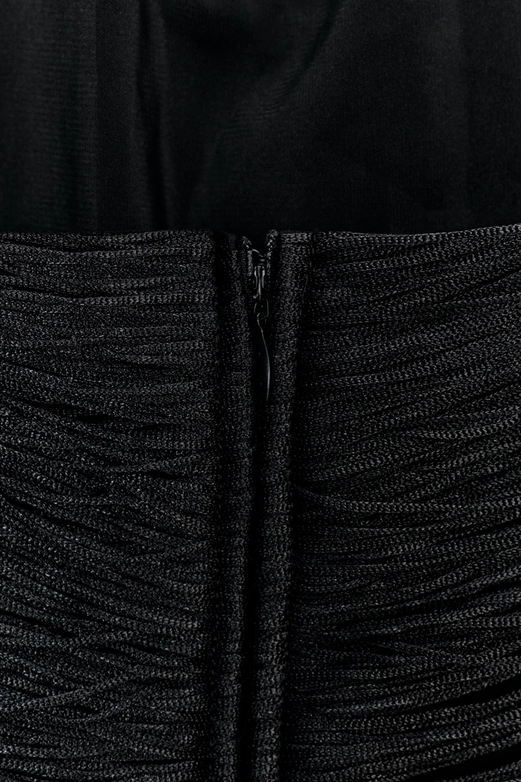 Короткое платье с вырезом на шее и бахромой