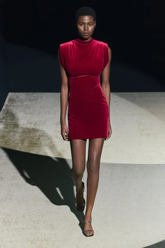 БАРХАТНОЕ ПЛАТЬЕ С ПОДПЛЕЧНИКАМИ — ZW COLLECTION