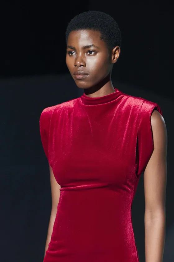 БАРХАТНОЕ ПЛАТЬЕ С ПОДПЛЕЧНИКАМИ — ZW COLLECTION