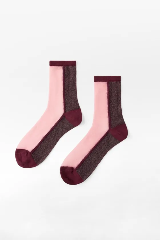 НОСКИ ИЗ ПОЛУПРОЗРАЧНОЙ ТКАНИ С КОНТРАСТНЫМИ ДЕТАЛЯМИ