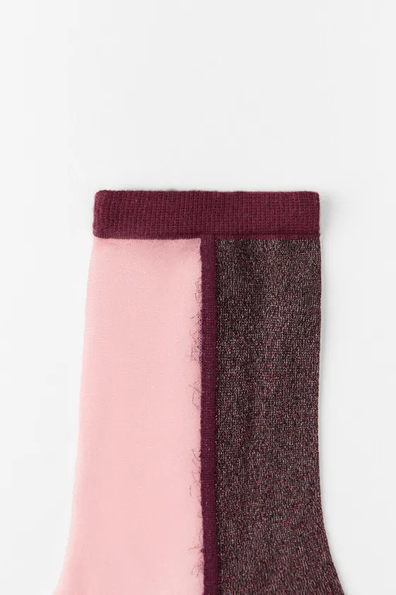 НОСКИ ИЗ ПОЛУПРОЗРАЧНОЙ ТКАНИ С КОНТРАСТНЫМИ ДЕТАЛЯМИ