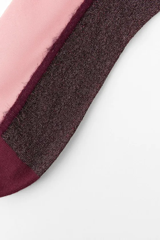 НОСКИ ИЗ ПОЛУПРОЗРАЧНОЙ ТКАНИ С КОНТРАСТНЫМИ ДЕТАЛЯМИ