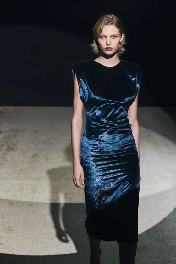 БАРХАТНОЕ ПЛАТЬЕ С ПОДПЛЕЧНИКАМИ — ZW COLLECTION