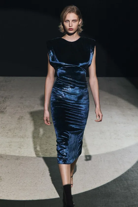 БАРХАТНОЕ ПЛАТЬЕ С ПОДПЛЕЧНИКАМИ — ZW COLLECTION