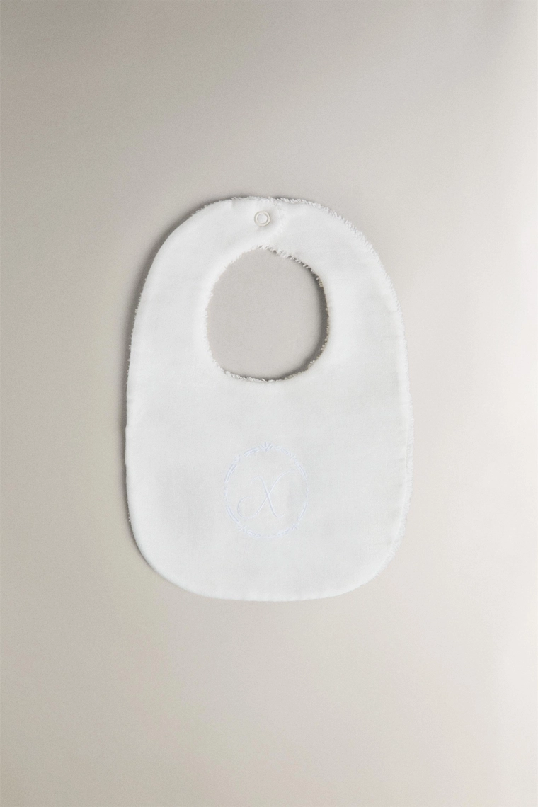 Слюнявчик с принтом буквы