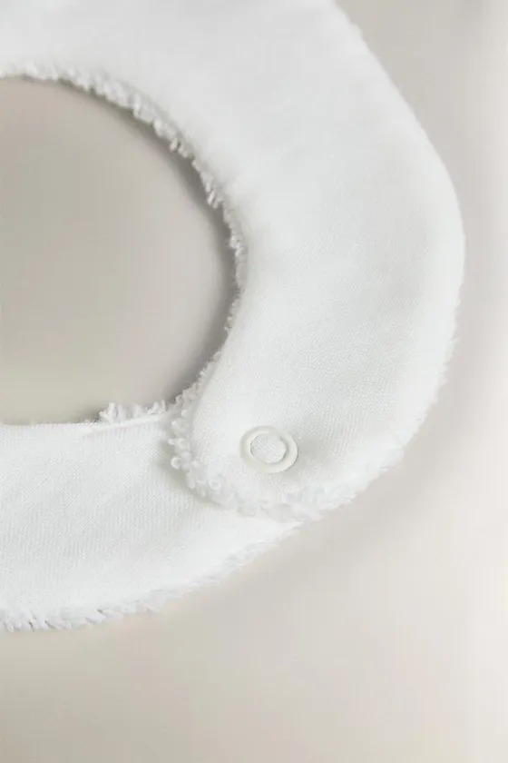 Детский нагрудник с буквами