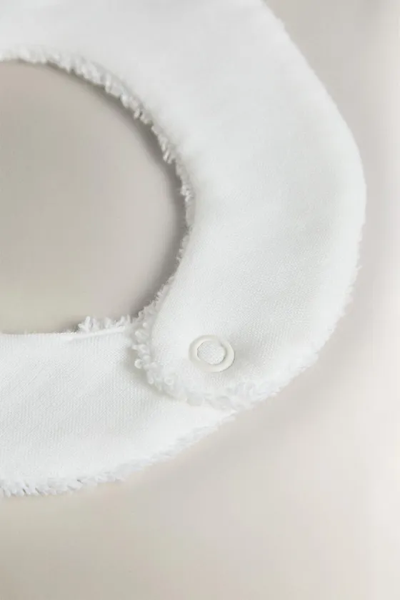 Детский нагрудник с буквами