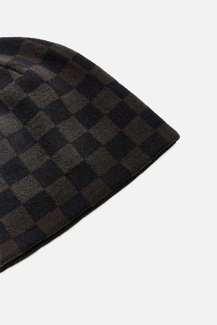 Шапка-бини с нашивкой