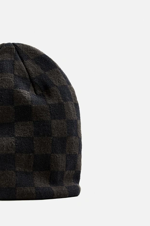 Шапка-бини с нашивкой