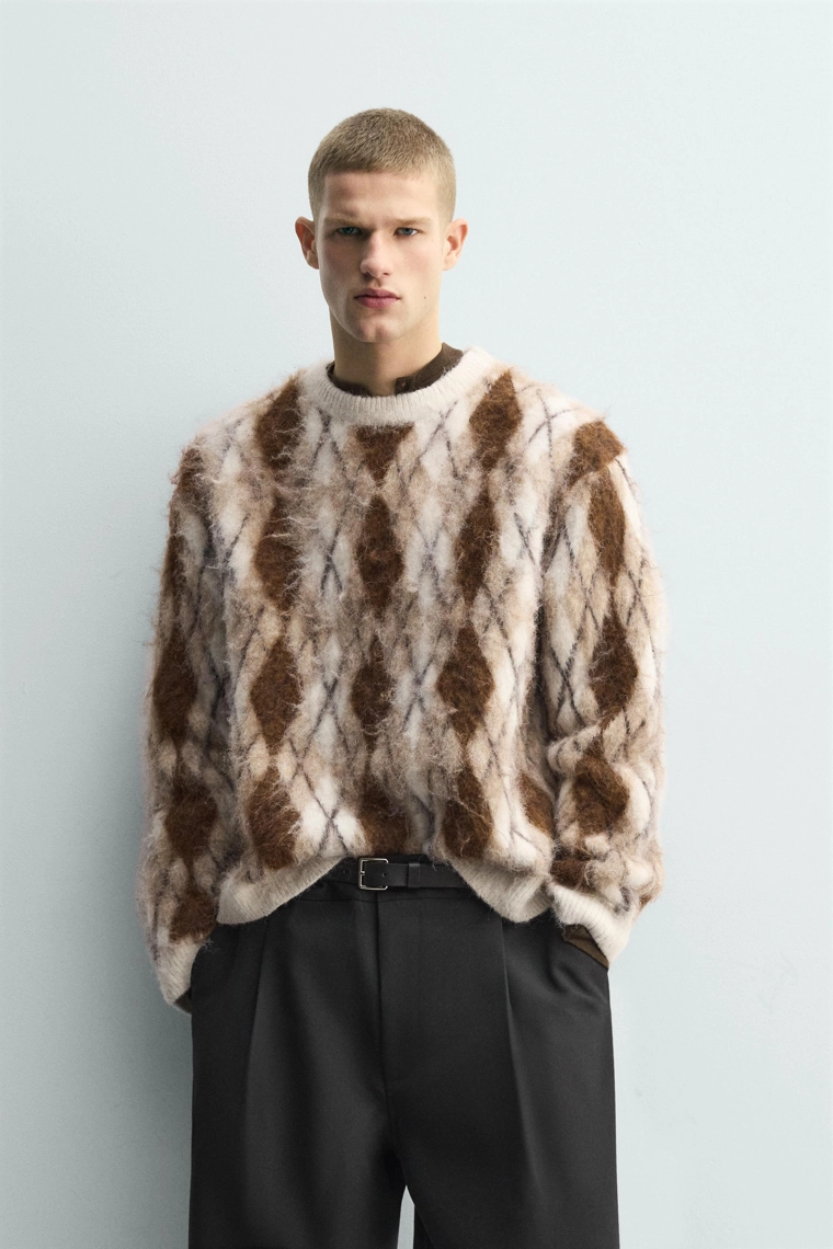 Свободный свитер с ажурным узором аргайл