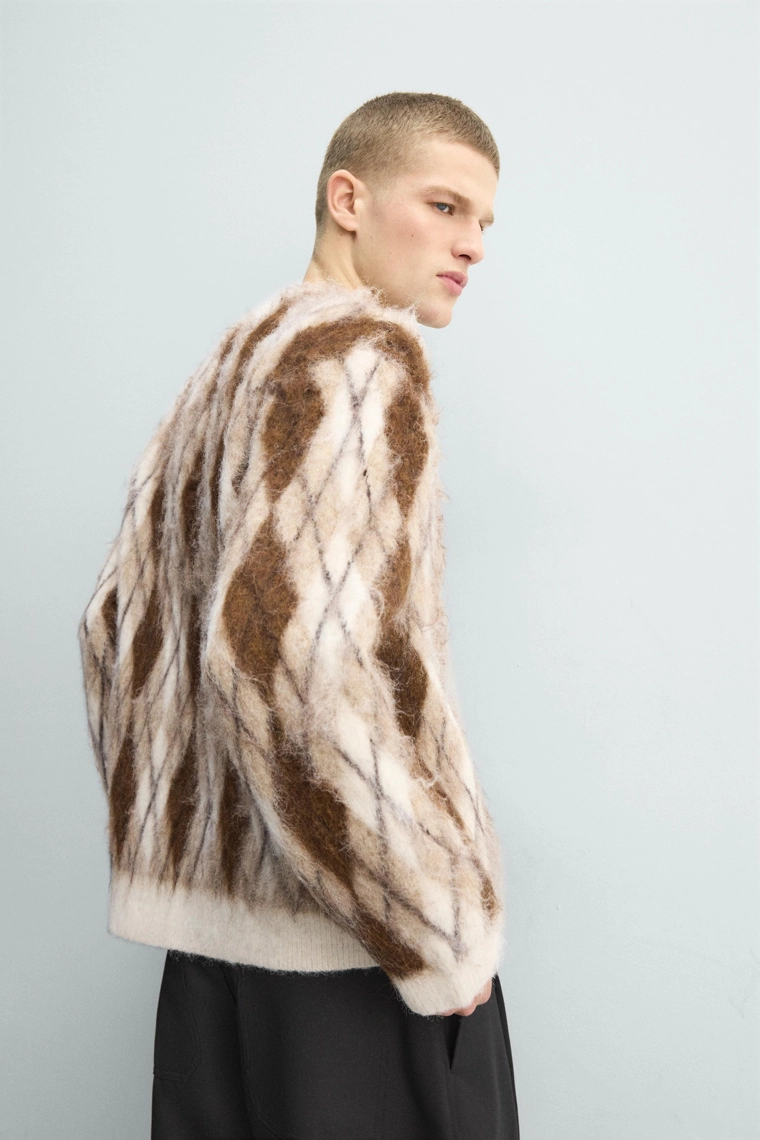 Свободный свитер с ажурным узором аргайл