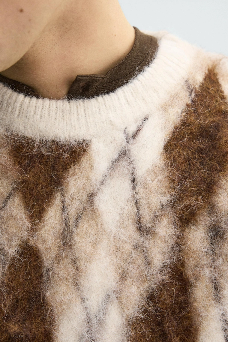 Свободный свитер с ажурным узором аргайл