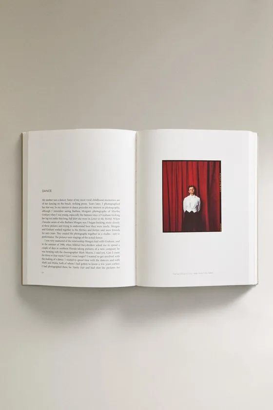 энни Лейбовиц за рабочей книгой