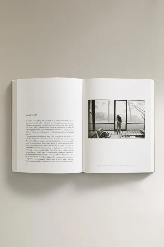 энни Лейбовиц за рабочей книгой
