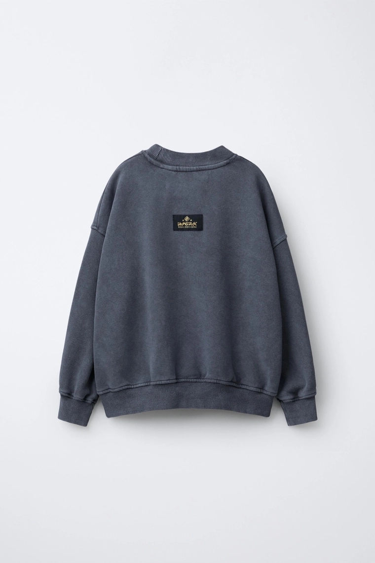 Свитшот в стиле washed-effect с принтом kpop demon hunters™ netflix ©