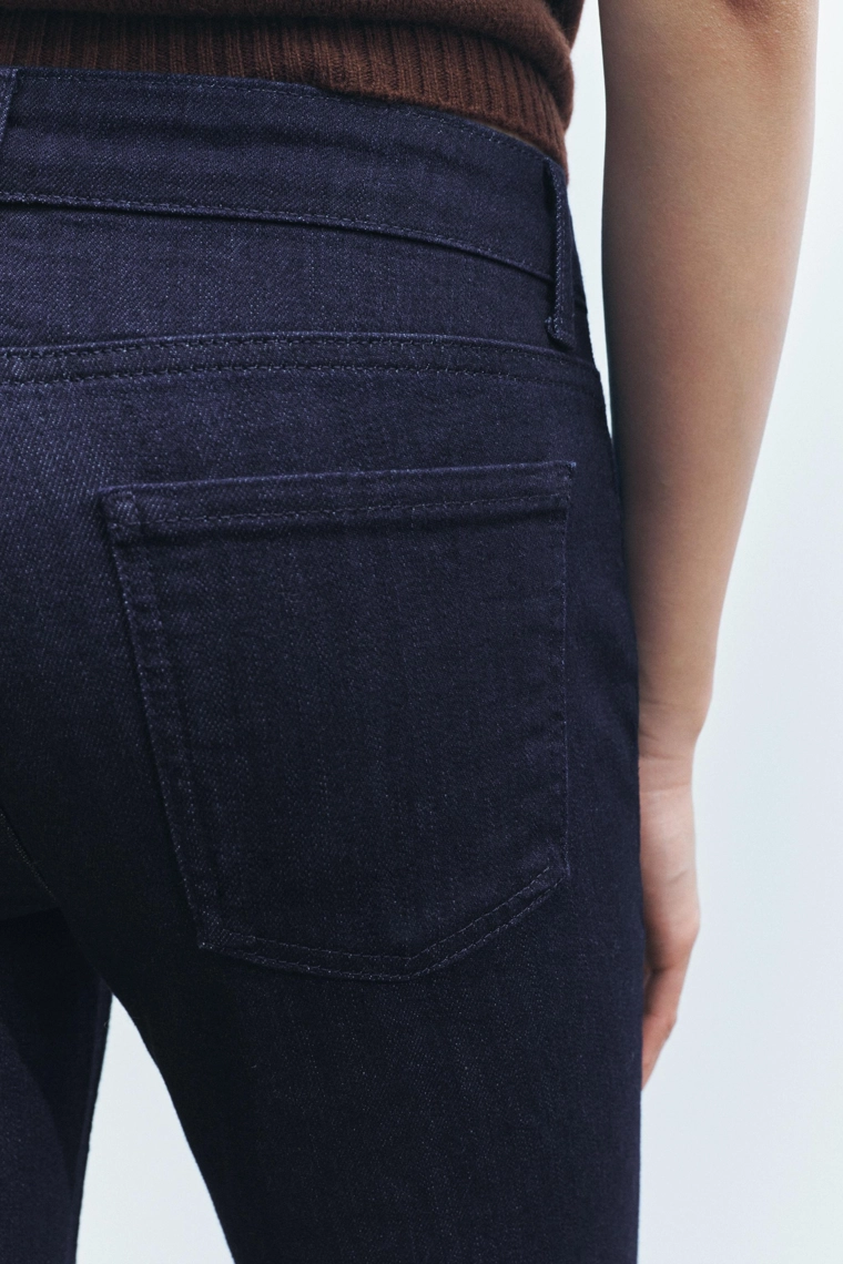 Джинсы с узкой посадкой и расклешенными брючинами коллекции zara