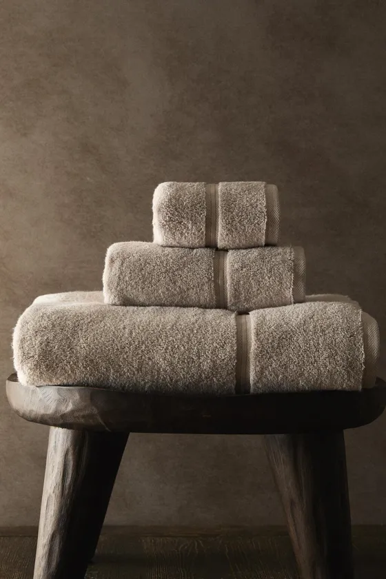 Scalloped cotton bath towel