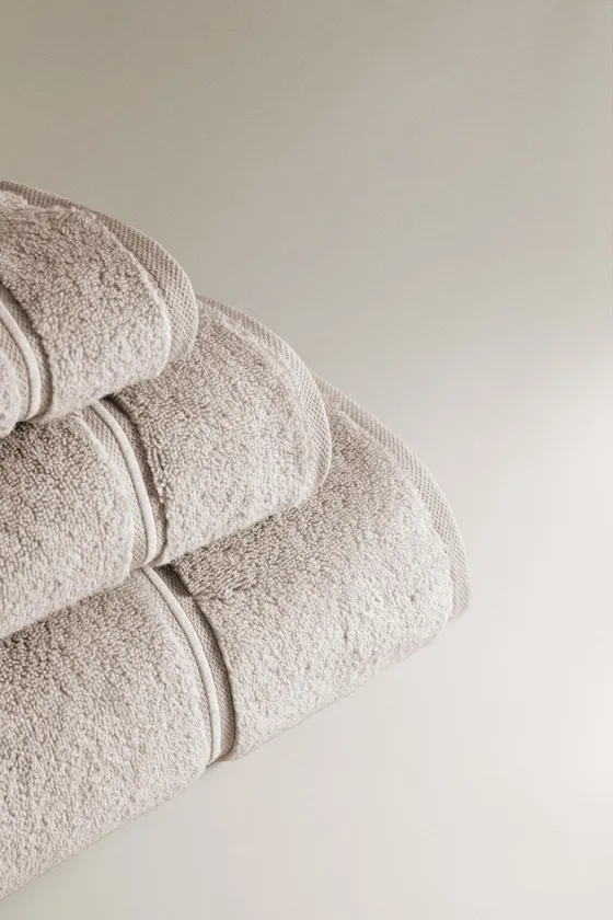 Scalloped cotton bath towel