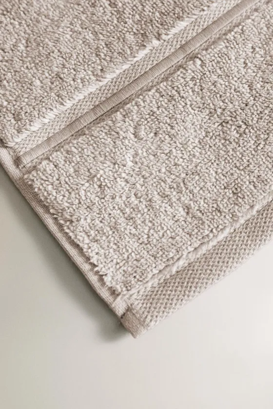 Scalloped cotton bath towel
