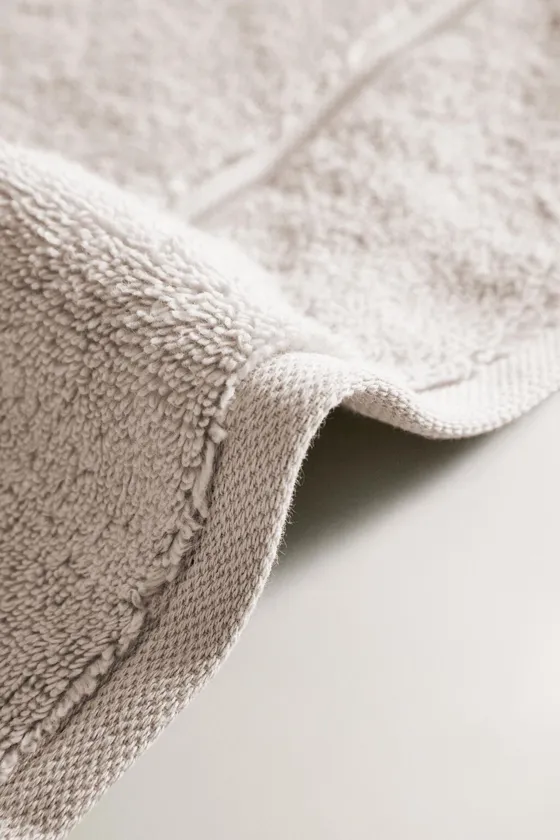 Scalloped cotton bath towel