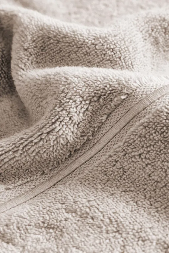 Scalloped cotton bath towel