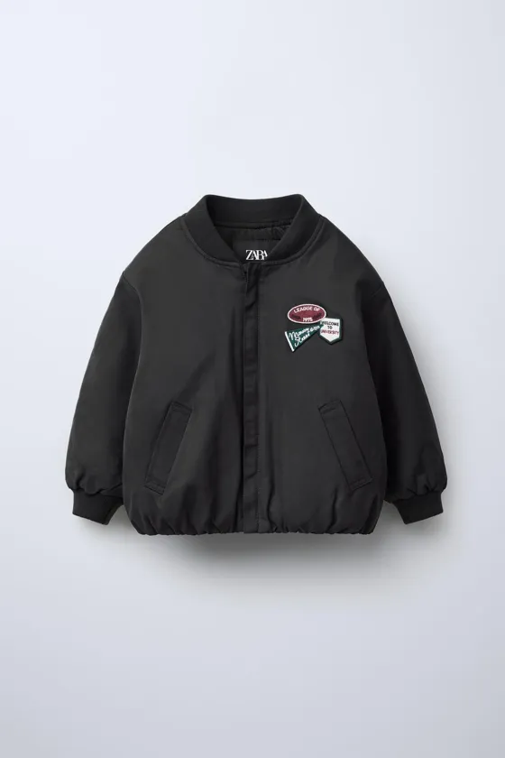 КУРТКА-БОМБЕР СО СЪЕМНЫМ КАПЮШОНОМ И НАШИВКАМИ