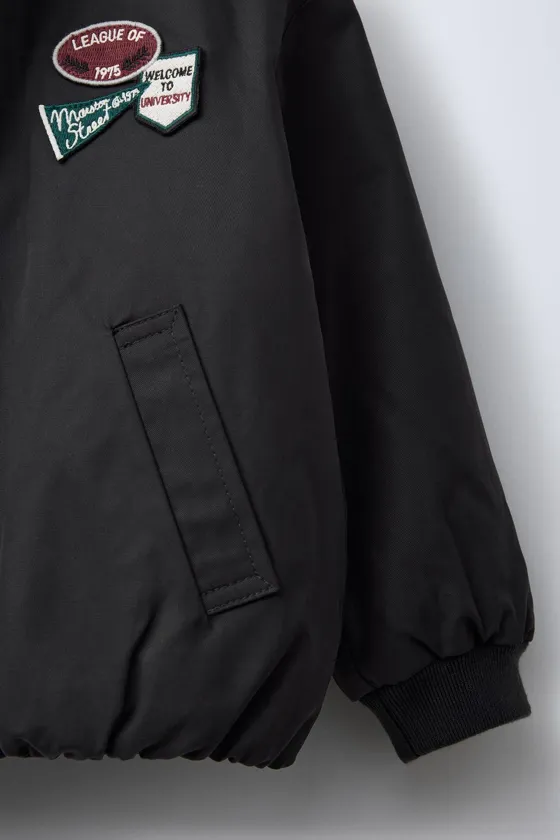 КУРТКА-БОМБЕР СО СЪЕМНЫМ КАПЮШОНОМ И НАШИВКАМИ