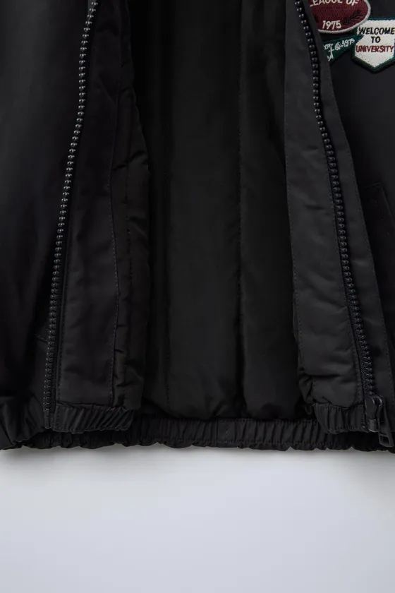 КУРТКА-БОМБЕР СО СЪЕМНЫМ КАПЮШОНОМ И НАШИВКАМИ