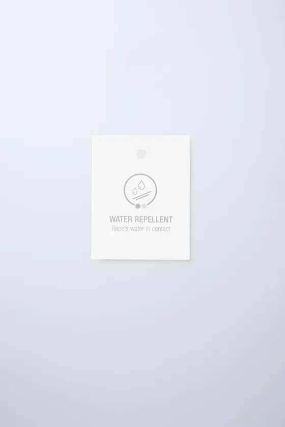 КУРТКА-БОМБЕР СО СЪЕМНЫМ КАПЮШОНОМ И НАШИВКАМИ