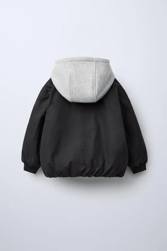 КУРТКА-БОМБЕР СО СЪЕМНЫМ КАПЮШОНОМ И НАШИВКАМИ