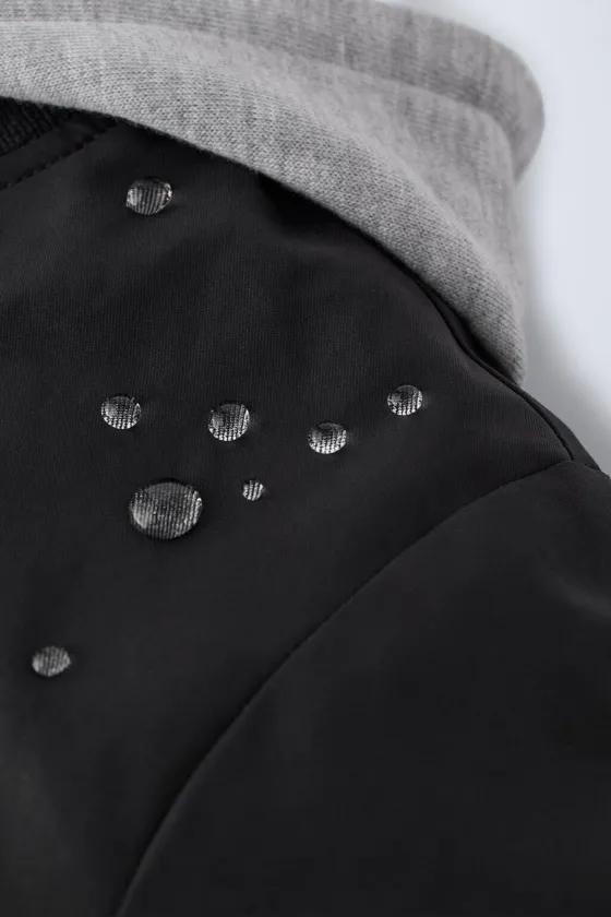 КУРТКА-БОМБЕР СО СЪЕМНЫМ КАПЮШОНОМ И НАШИВКАМИ