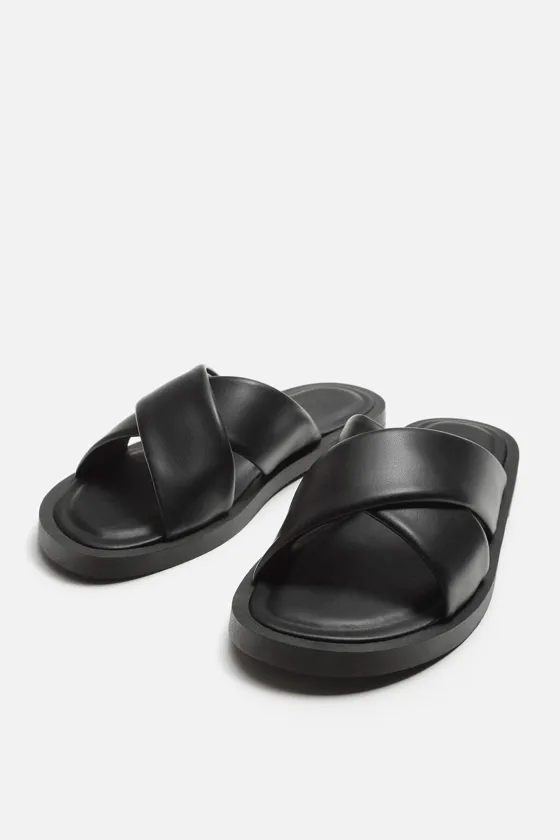 Сандалии с двумя перекрещивающимися ремешками через вставку и соответствующей подошвой