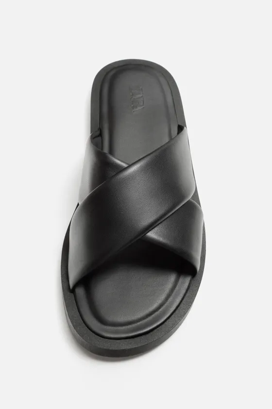 Сандалии с двумя перекрещивающимися ремешками через вставку и соответствующей подошвой