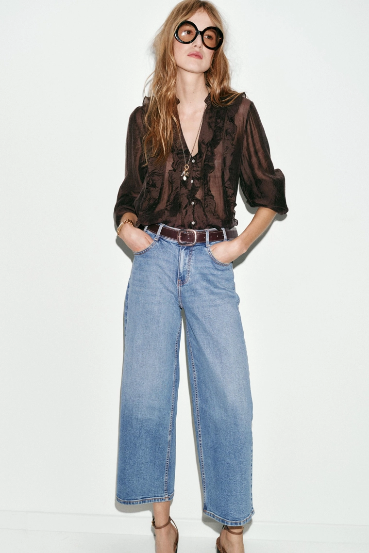 Джинсы с высокой посадкой и широкими штанинами на поясе