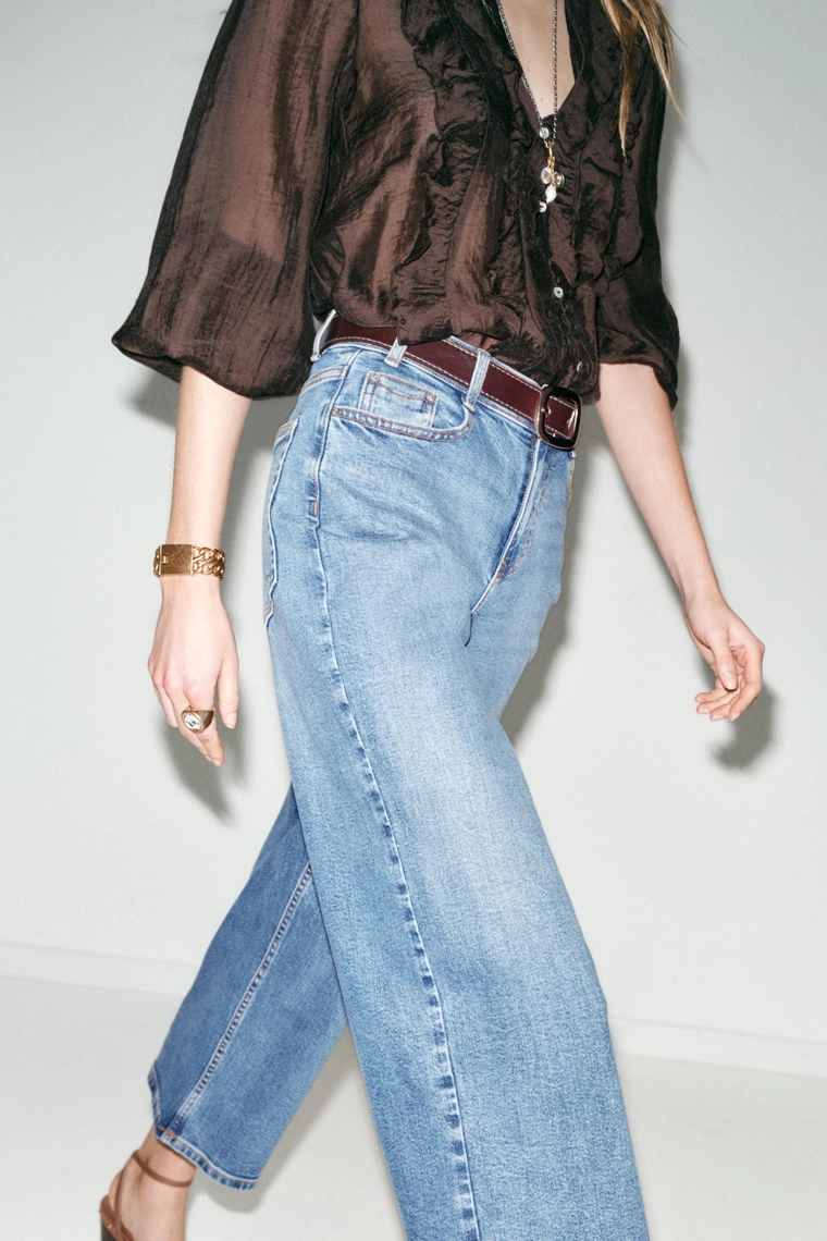 Джинсы с высокой посадкой и широкими штанинами на поясе