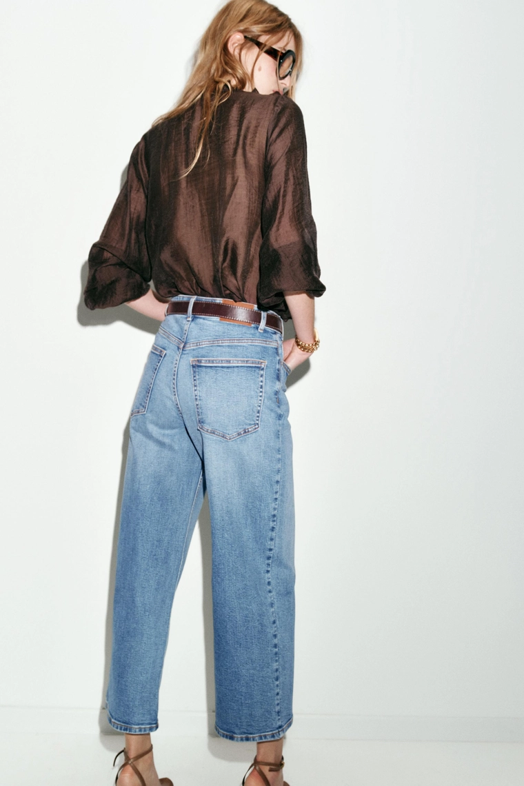 Джинсы с высокой посадкой и широкими штанинами на поясе