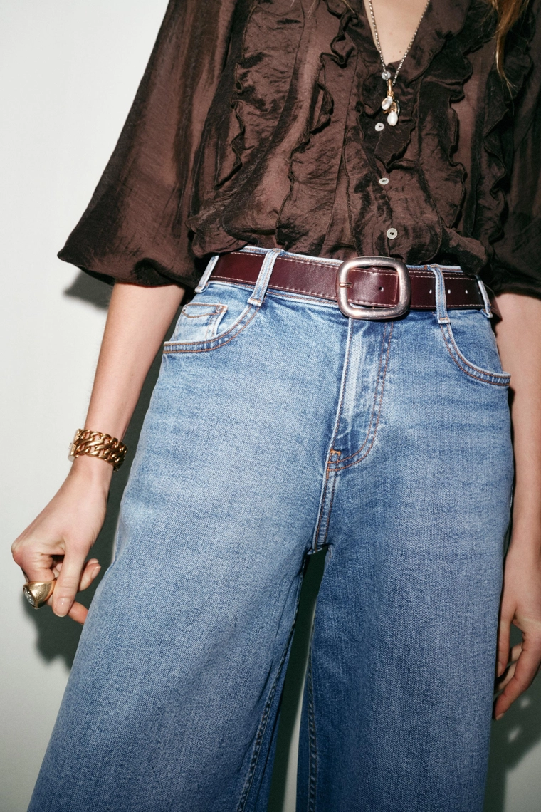 Джинсы с высокой посадкой и широкими штанинами на поясе