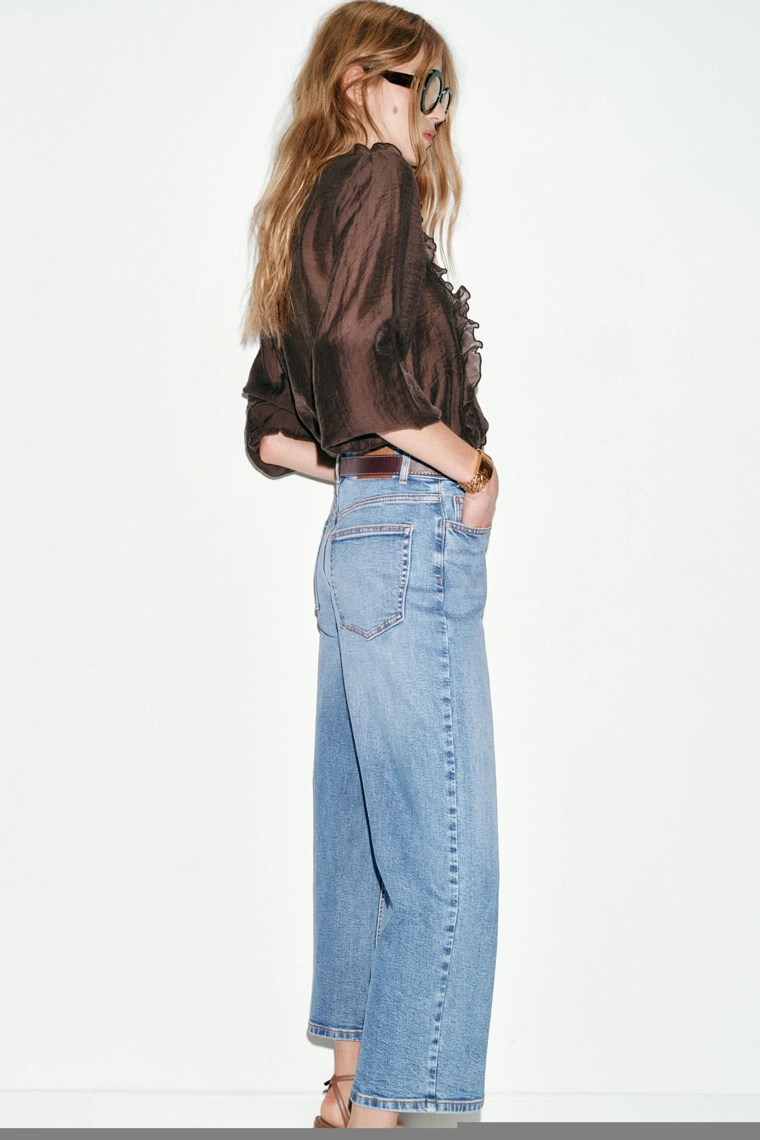 Джинсы с высокой посадкой и широкими штанинами на поясе