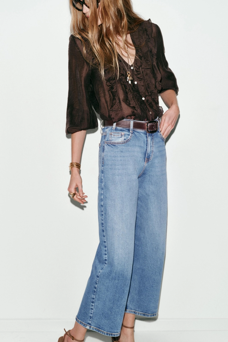 Джинсы с высокой посадкой и широкими штанинами на поясе