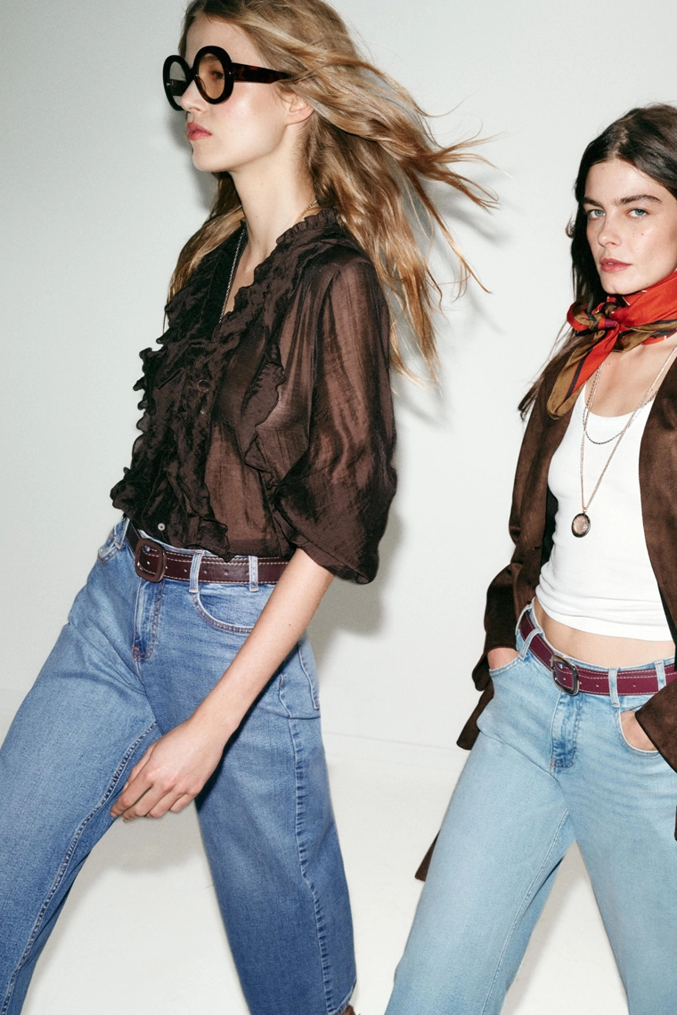 Джинсы с высокой посадкой и широкими штанинами на поясе