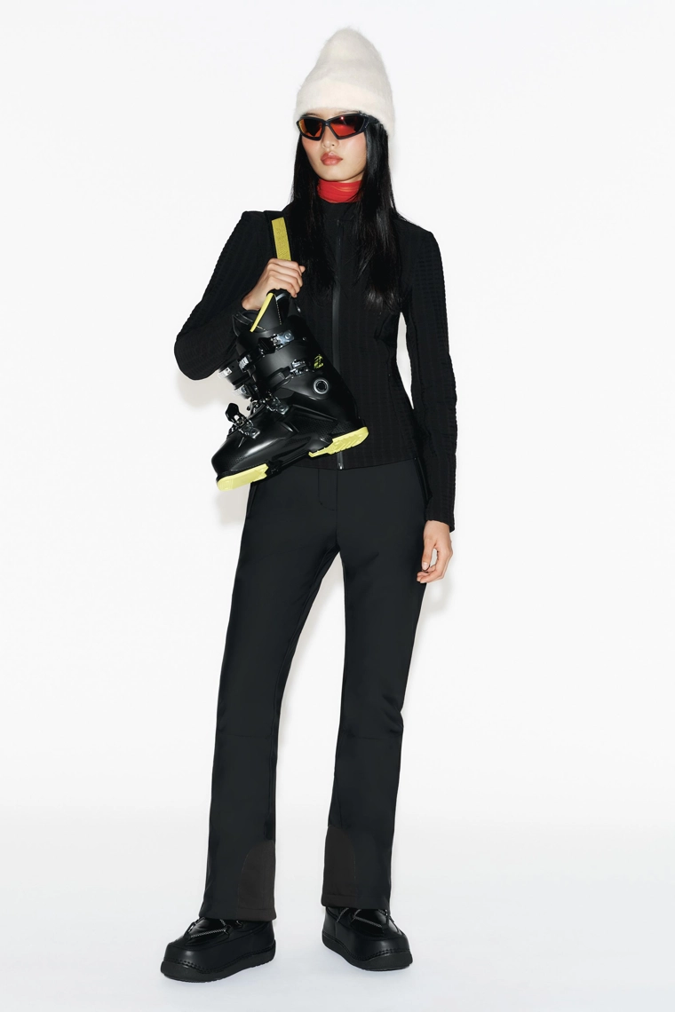 Куртка из коллекции лыжной одежды с водоотталкивающими свойствами и дышащей тканью