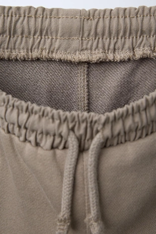 Брюки с контрастными деталями и нашивкой- Заказать в России