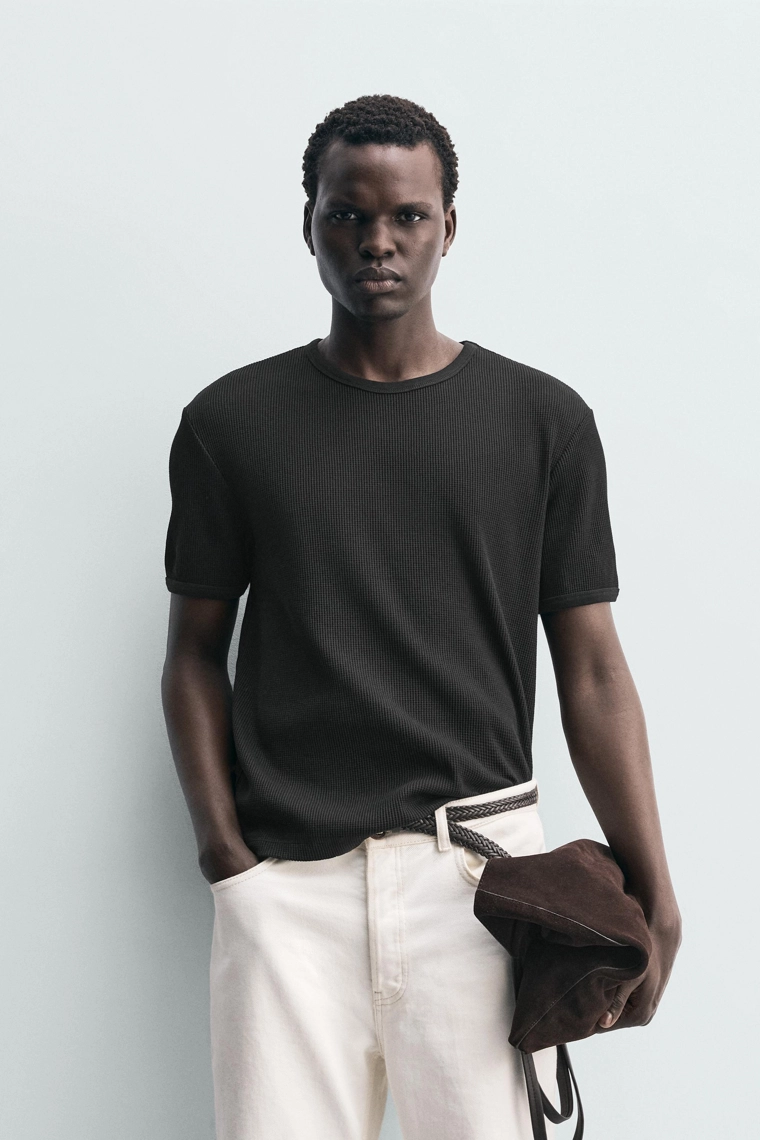 Футболка с текстурным трикотажем в стиле вафельного плетения